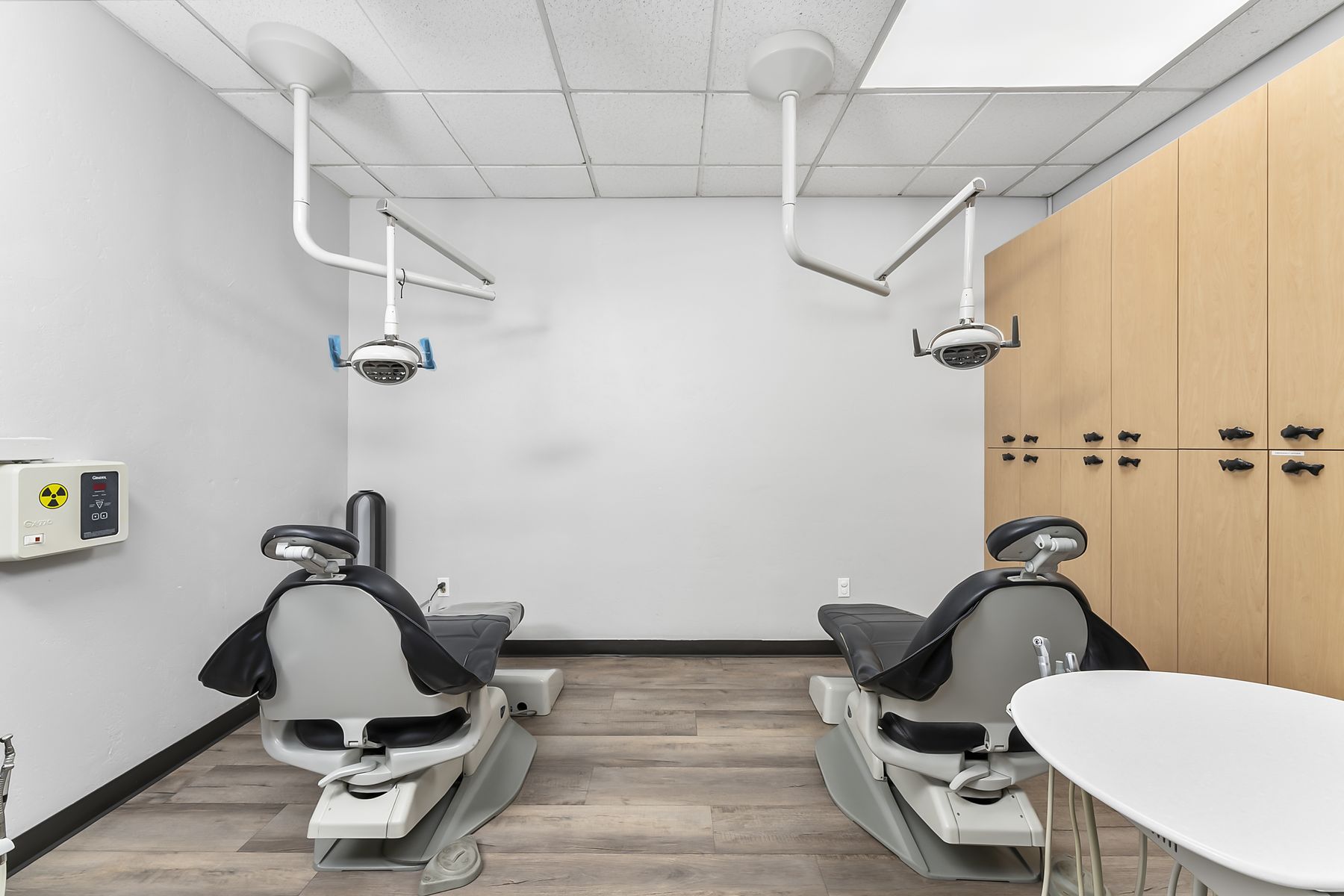 Treatment room with a wall-mounted digital x-ray unit